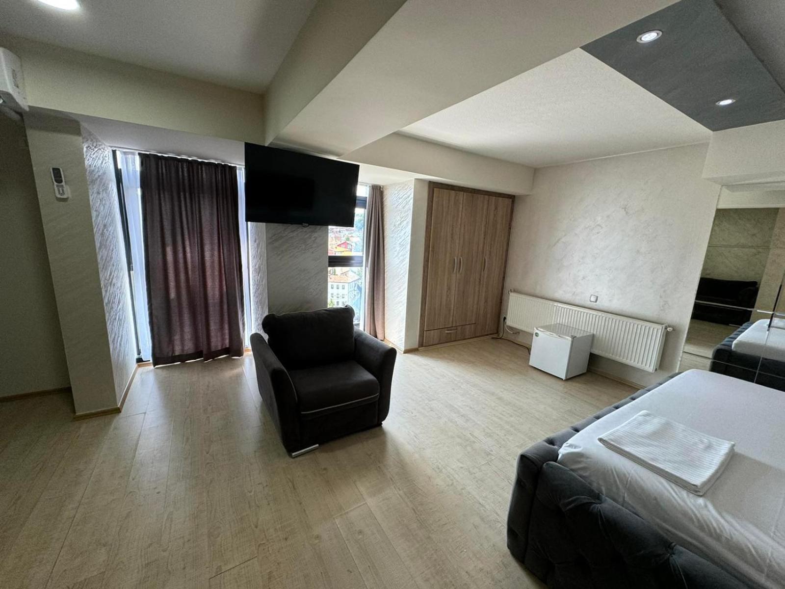 Hotel Pashtriku Gjakova エクステリア 写真