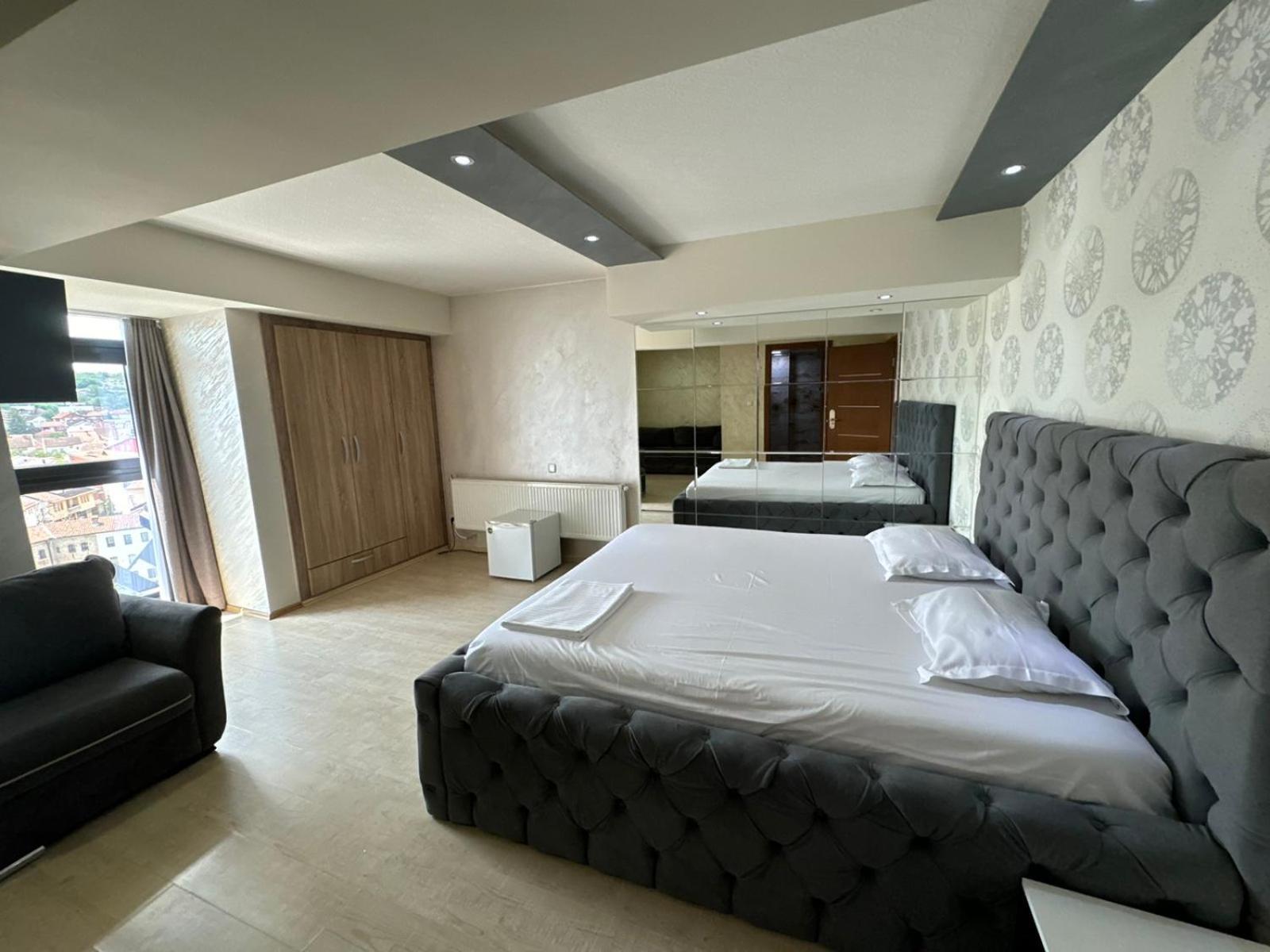 Hotel Pashtriku Gjakova エクステリア 写真