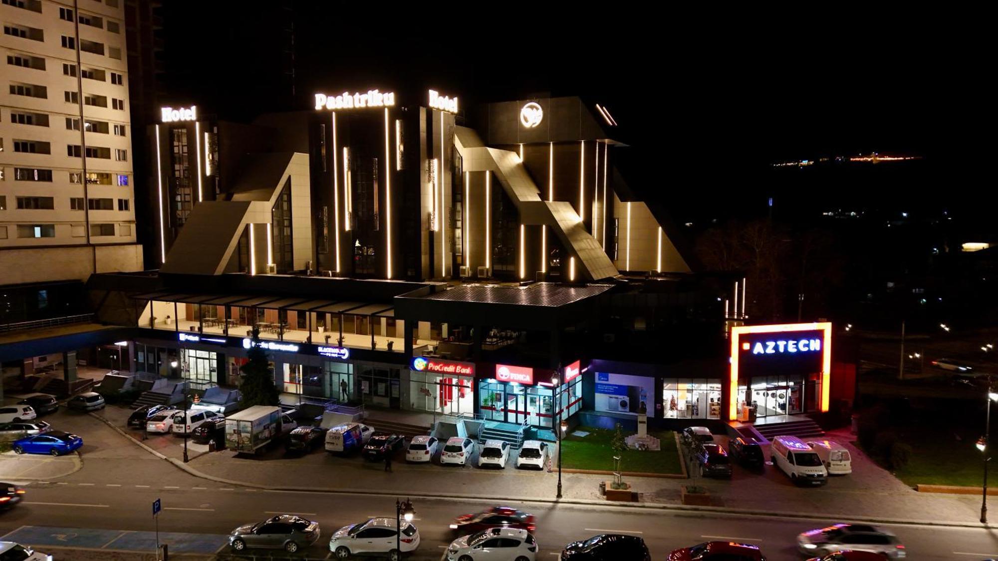 Hotel Pashtriku Gjakova エクステリア 写真